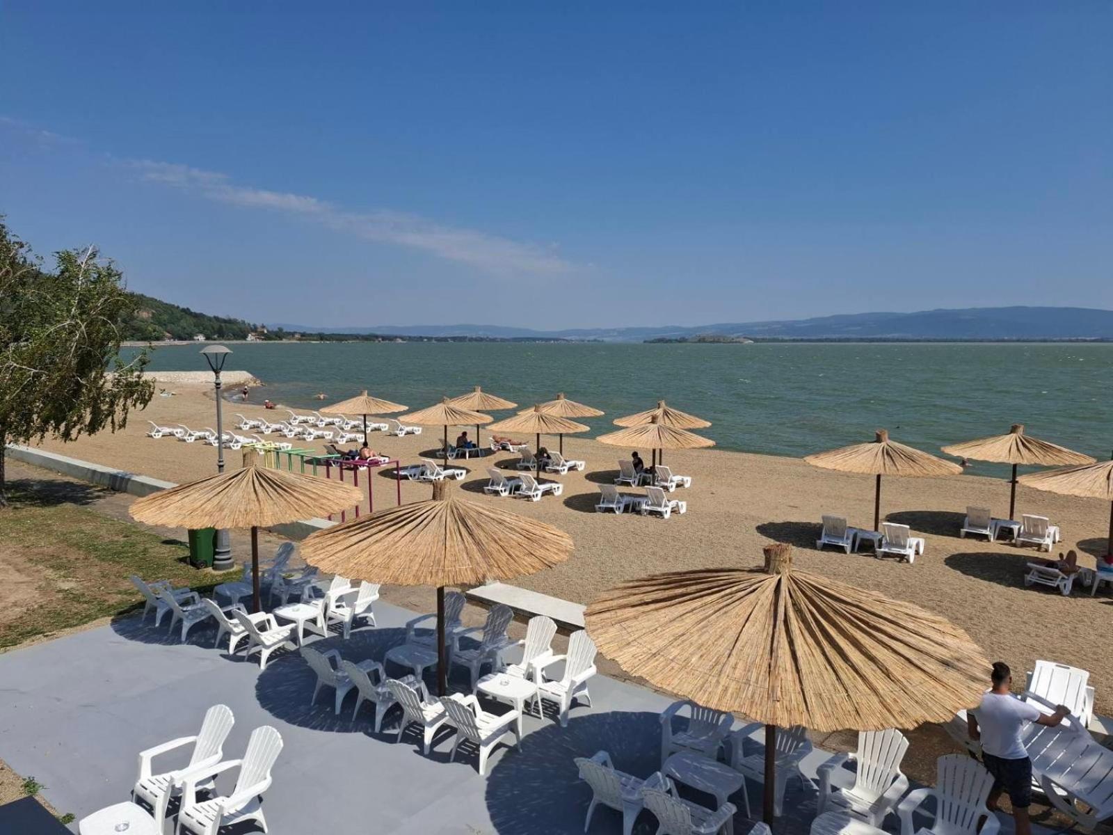 Moms House Hotell Golubac Exteriör bild